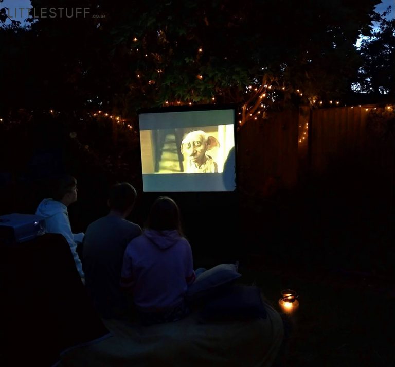 How to create an outdoor cinema in your back garden - LittleStuff