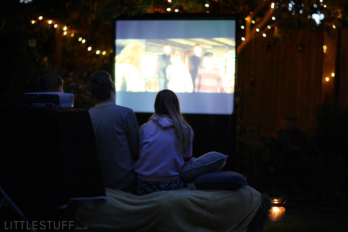 How to create an outdoor cinema in your back garden - LittleStuff